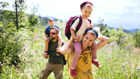 Familie auf einer Wanderung