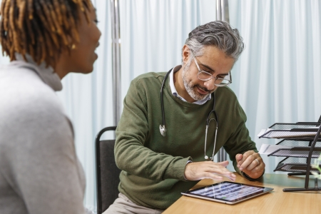 Arzt untersucht Patientin