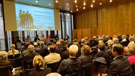 Volles Haus an der Zukunftsdebatte Gesundheit 2023 im Hotel Widder in Zürich. (Bild: Compassana)