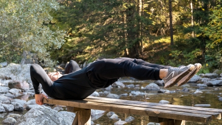 Homme faisant un entraînement musculaire de base