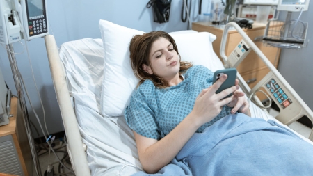 Im Krankenbett liegende Frau