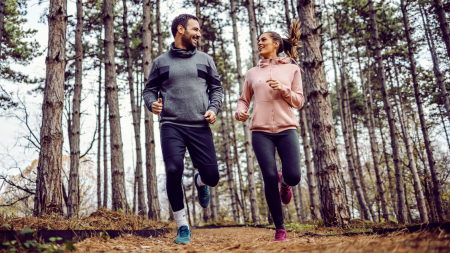 Un couple fait du jogging dans la forêt