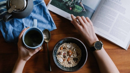 Tavolo, orologio, cibo
