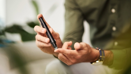 Insulin pen is held in the hands 