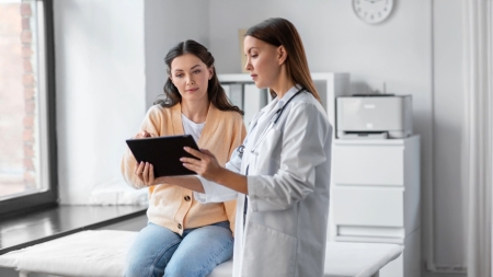 Médecin en consultation avec une patiente.