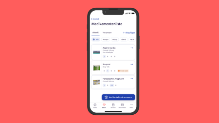 Ein Smartphone zeigt eine deutsche Medikamentenlisten-App mit drei aufgelisteten Medikamenten, jeweils mit Namen, Bild, Dosierung und Erinnerungsoptionen, auf rotem Hintergrund.