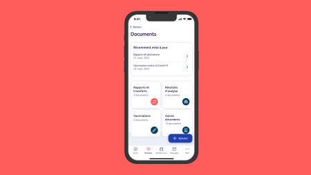 Un smartphone affiche une application médicale en français montrant des documents de santé, y compris des rapports de laboratoire récents et les détails de la vaccination COVID-19, sur un écran blanc avec un fond rouge.