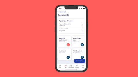Uno smartphone mostra un elenco di farmaci francesi su uno sfondo rosso corallo. Lo schermo mostra tre farmaci con Dettagli, immagini e un pulsante con la scritta “Renouveler & commander” nella parte inferiore.