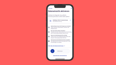 Ein Smartphone, das eine deutsche Schnittstelle zur Aktivierung des Datenzugriffs auf Gesundheitsinformationen anzeigt, mit Optionen zur Auswahl einer Gesundheitseinrichtung und zur Aktivierung oder Ablehnung des Zugriffs. Der Hintergrund ist einfarbig korallenrot.