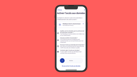 Un smartphone montre un écran intitulé « Activer l'accès aux données » contenant des informations sur l'octroi de l'accès aux données de santé à Medbase Zürich Löwenstrasse. Les options d'activation ou de refus s'affichent en bas de l'écran. Le fond est rouge.