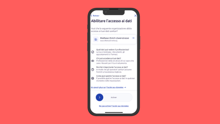 Uno smartphone mostra una schermata intitolata «Attiva accesso ai dati» con informazioni sulla concessione dell'accesso ai dati sanitari a Medbase Zürich Löwenstrasse. Nella parte inferiore sono visualizzate le opzioni per l'attivazione o il rifiuto. Lo sfondo è rosso.