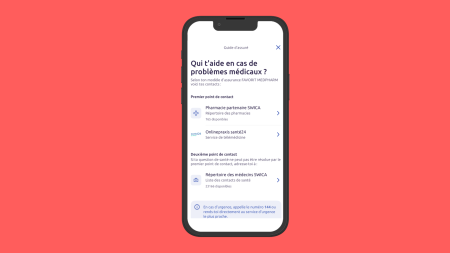 Un smartphone sur lequel une application d'aide médicale en allemand est montrée sur un fond rose. L'écran affiche des options pour les pharmacies partenaires, la télémédecine et un annuaire médical, avec un bouton d'urgence bleu en bas de l'écran.