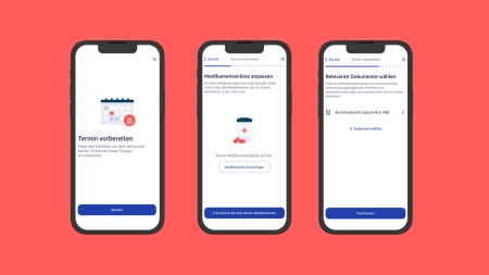 Drei Smartphone-Bildschirme zeigen auf rotem Hintergrund eine deutsche medizinische App-Oberfläche zur Vorbereitung eines Termins, zur Anpassung einer Medikamentenliste und zur Auswahl relevanter Dokumente.