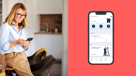 Eine Frau mit Brille benutzt ihr Smartphone in einer modernen Küche. Neben ihr zeigt eine Illustration eines Smartphone-Bildschirms eine Gesundheits- oder Kommunikations-App auf einem korallenroten Hintergrund.