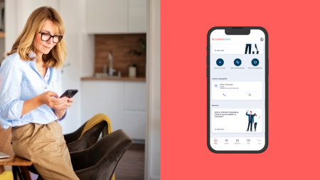 Une femme à lunettes est assise dans une cuisine moderne, les yeux rivés sur son téléphone. À côté d'elle, une illustration d'écran de smartphone affiche une application professionnelle avec des tâches et des options de contact sur fond rouge.